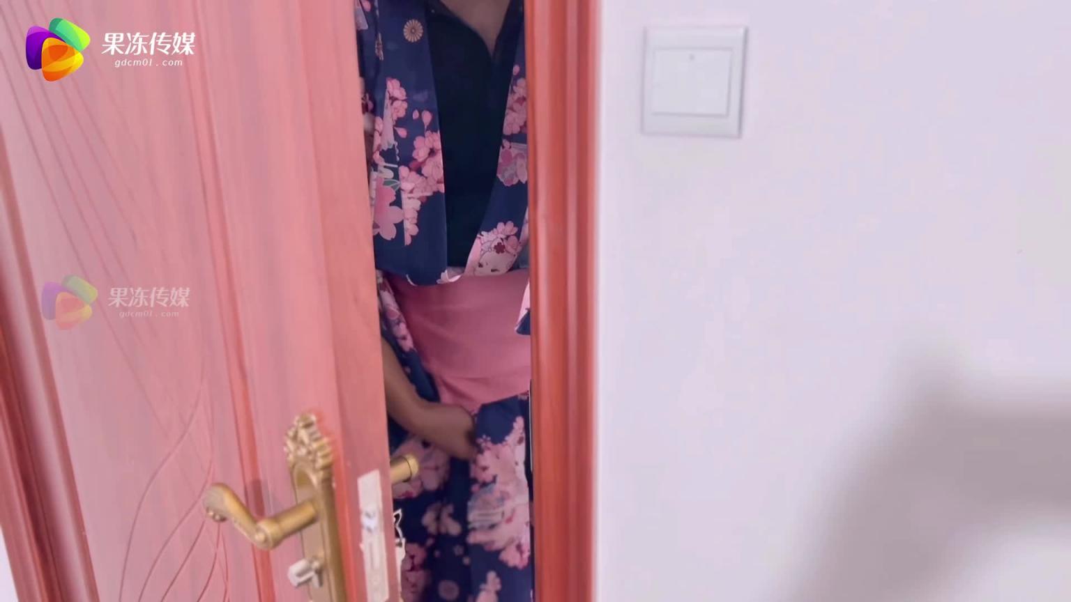 「果冻传媒」强奸继父的女儿 / GDCM-029 预览截图 3