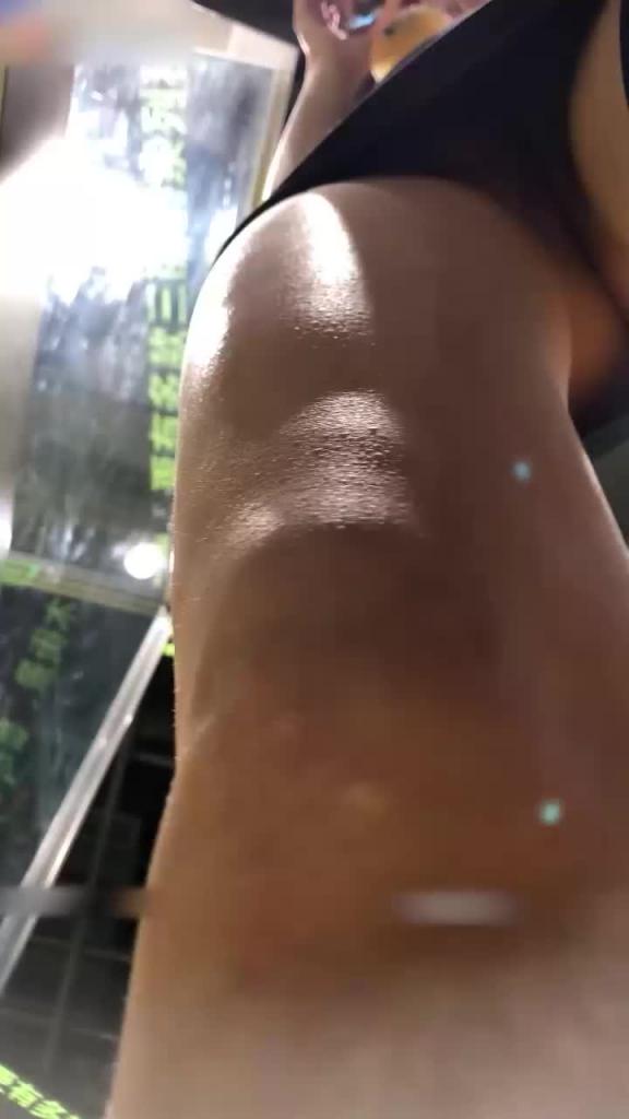 【热门事件】深圳万达偷拍高颜值妹和男友逛街黑丝无内被男友摸逼偷拍差点被发现 预览截图 8