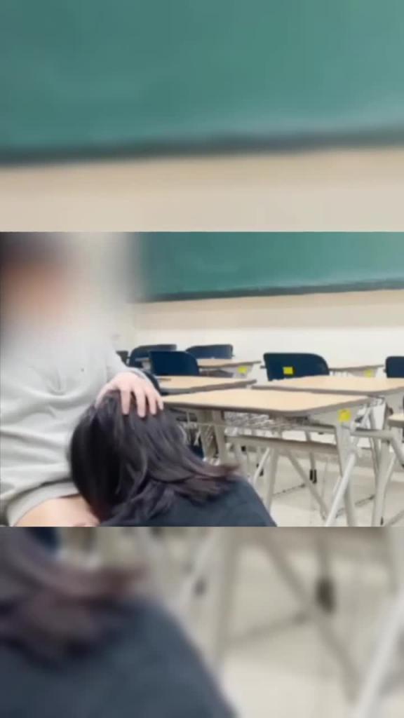 【2023年教室黑料15部合集】各种学生在教室偷情约炮,老师操学生,校长操老师,精彩刺激,绝对真实 预览截图 8