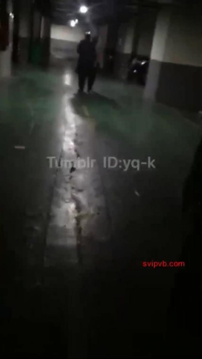 【商场露出性爱】绿帽大神带美娇妻在国内某大型超市内真空露出让别的男人摸臀停车场内啪啪啪 预览截图 9