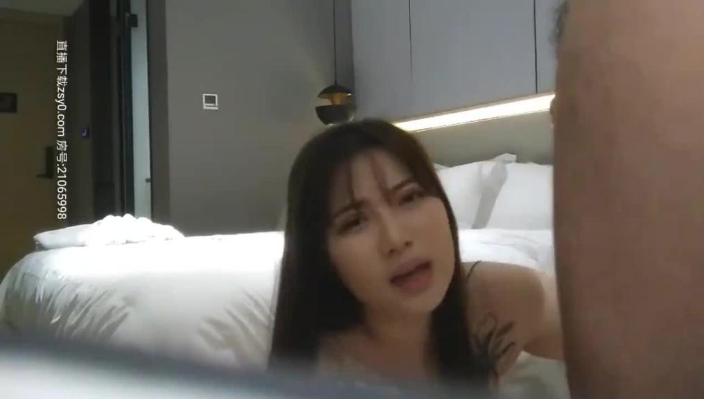 网约黑丝小姐姐来吃鸡,没想到运动外套下竟藏着一对 巨乳~ 预览截图 8