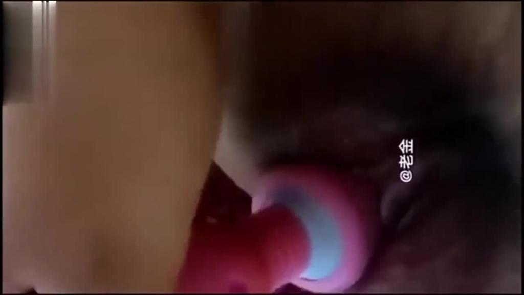 最新山西太原母子乱伦视频流出:丰满饥渴妈妈不穿内裤勾引儿子,被儿子18厘米的大屌插入内射 预览截图 5