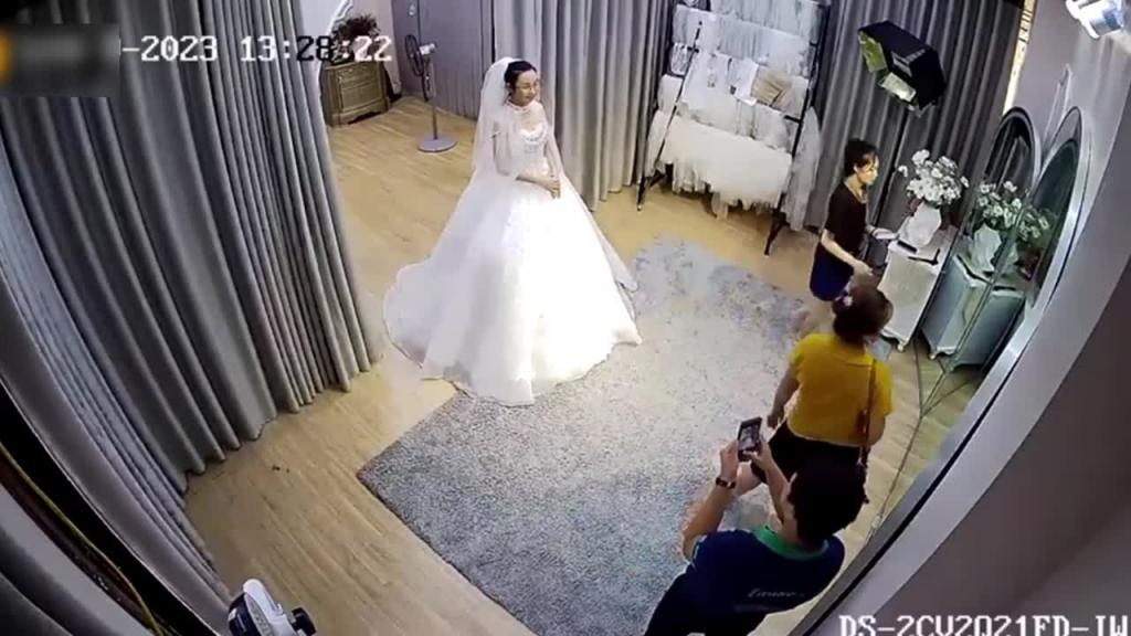 2023最新泄密 知名婚纱店偷安监控拍新娘婚纱事件 偷拍三位新娘同时换婚纱 还有个孕妇 预览截图 2