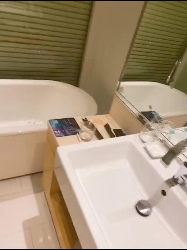 和极品身材的女友 在全景落地窗前打炮露脸 预览截图 12