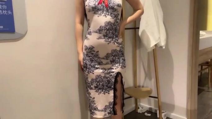 最刺激的偷情 新婚伴娘还没出酒店就被操了 白皙性感蜂腰蜜桃臀暴力后入 性感旗袍高跟美腿颜值党福利 预览截图 1