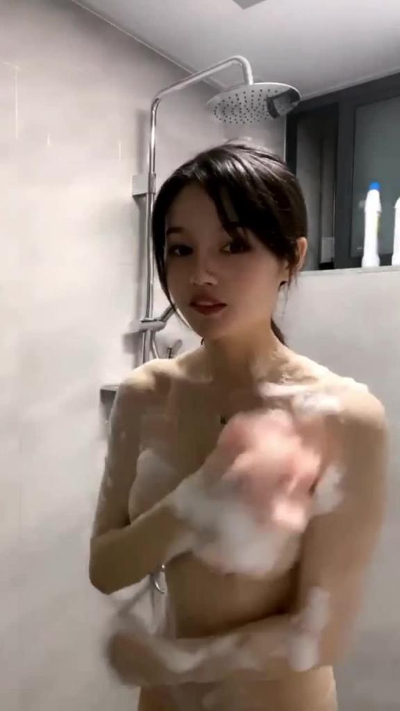 【半糖主播-粉肚兜清纯反差婊】外表人畜无害，实则骚的不行 预览截图 11