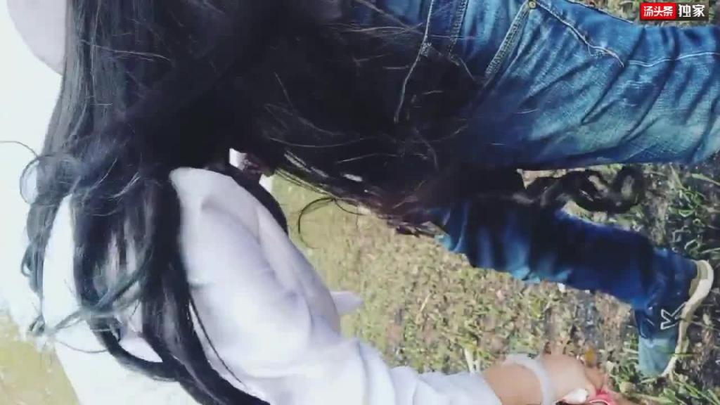 【少妇勾搭】东北少妇勾搭小叔子 户外操逼，女上位直接给操尿了 预览截图 6