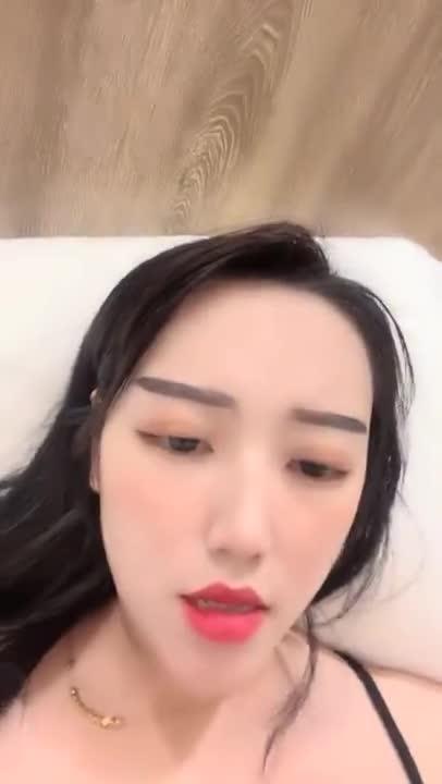 大奶御姊开直播和粉丝聊聊～抖内够多连内衣都脱掉了 预览截图 2