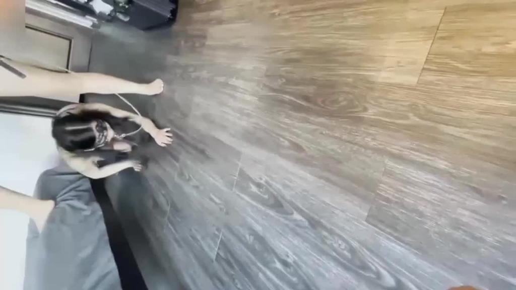 调教巨乳母狗骚货舔脚虐乳夫妻俩一起上手口交后入舔逼 预览截图 2