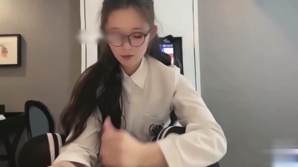 超美眼镜反差婊JK制服清纯灵动深喉颜射 预览截图 1