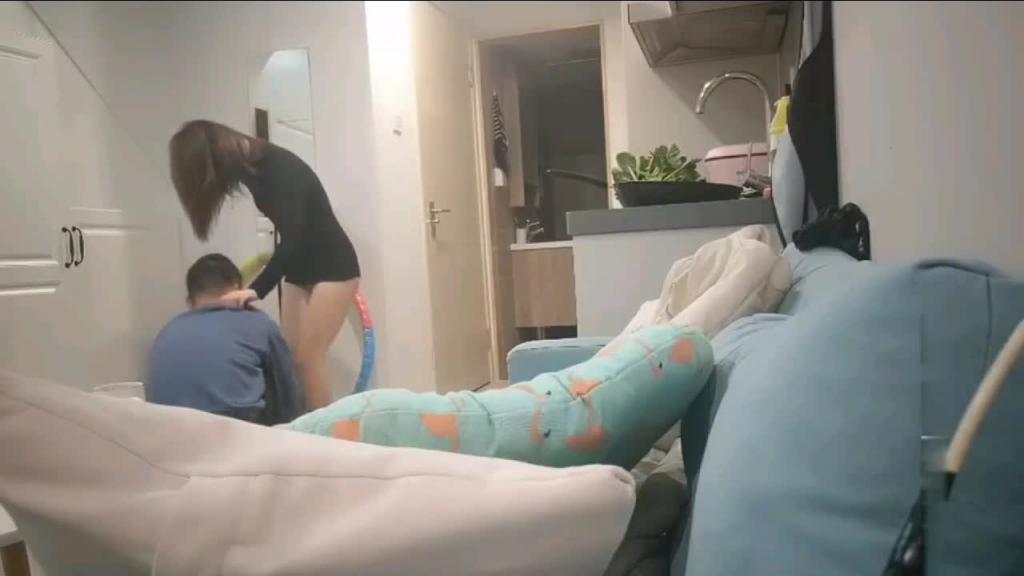 半推半就的把小姨子操了内射后，小姨子说tmd你真恶心射里面了，怀孕找你负责！ 预览截图 1