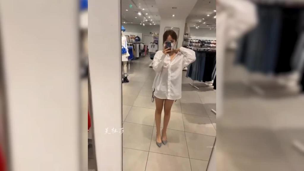 大奶淫女美杜沙商场试身真空露出 预览截图 6