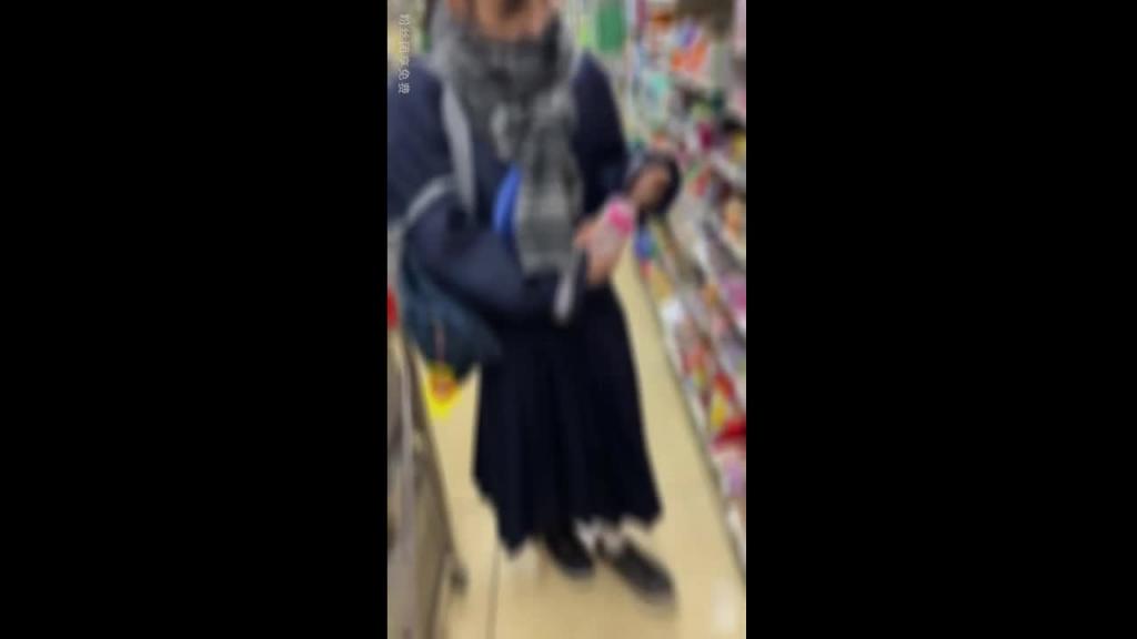 【真实乱伦】周末接放学妹妹到租的公寓里玩! 预览截图 1