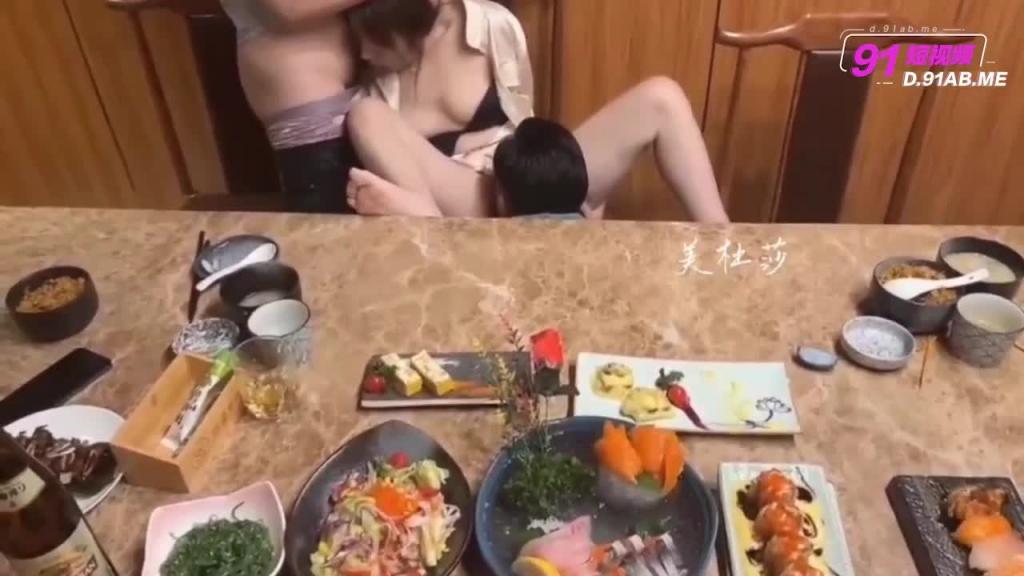 驱车带骚逼美杜莎去和两位公司客户吃饭,两人在饭桌上就忍不住吃起了骚妻的大奶子的骚穴 预览截图 6
