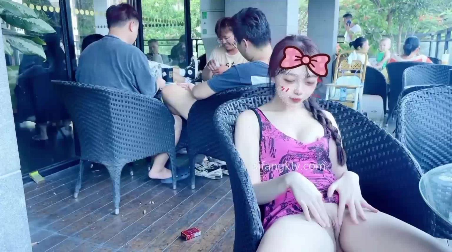 人来人往的咖啡厅大胆的露出嫩逼 预览截图 8