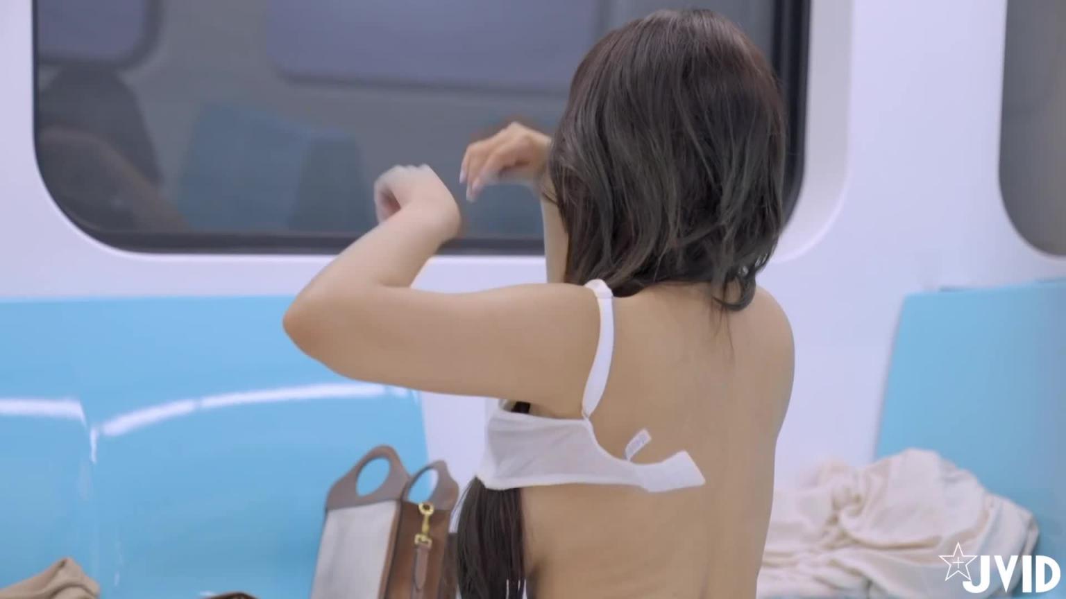 极品巨乳女神乐乐短篇剧情再次与巨乳姐姐困于故障捷运,再次把她给操两遍 预览截图 12