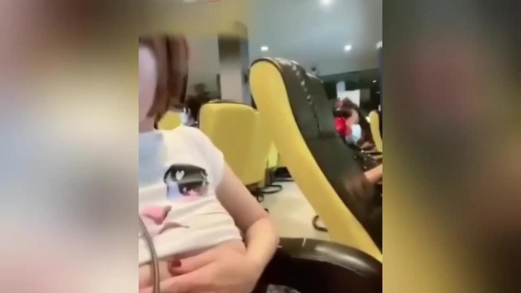 ［泄密自拍］36d大奶子性感少妇齐逼裙没内裤网吧露奶露骚屄紧张又刺激奶头好大憋不住跑车里扣喷 预览截图 9