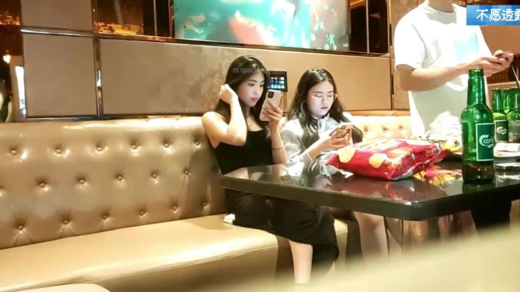 【真实换妻】三对极品情侣换妻群P,前后夹击别人老婆高潮叫声震天 预览截图 1