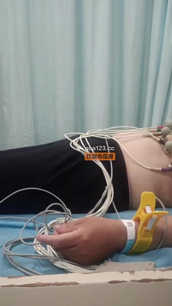 某体检中心变态男医师做心电图并偷拍,多名少女检查视频流出 预览截图 3