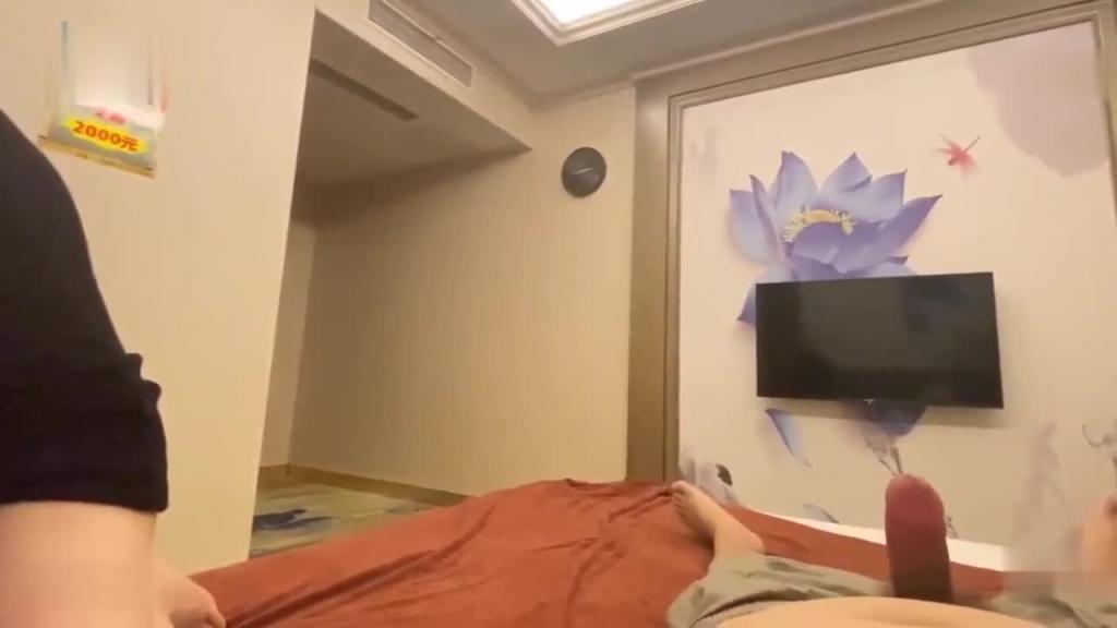 大奶美女 轻点 不是说吸蛋蛋要重一点吗 湿了怎么办 用这个帮你解决一下 不要拍了 哥们一分钟不到就射了 预览截图 7