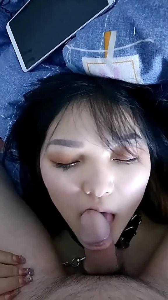 给骚货带上狗链口交大鸡巴【下篇】全程露脸开档网丝情趣，跟狼友互动撩骚，让男友舔逼调教，抽插爆草浪叫呻吟不止 预览截图 1
