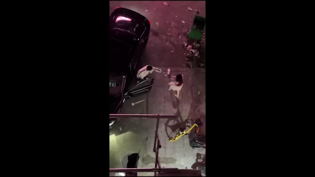 迈腾哥当街暴打妻子,内衣都扯出来了!皆因他前脚才走她后脚就偷人 预览截图 11