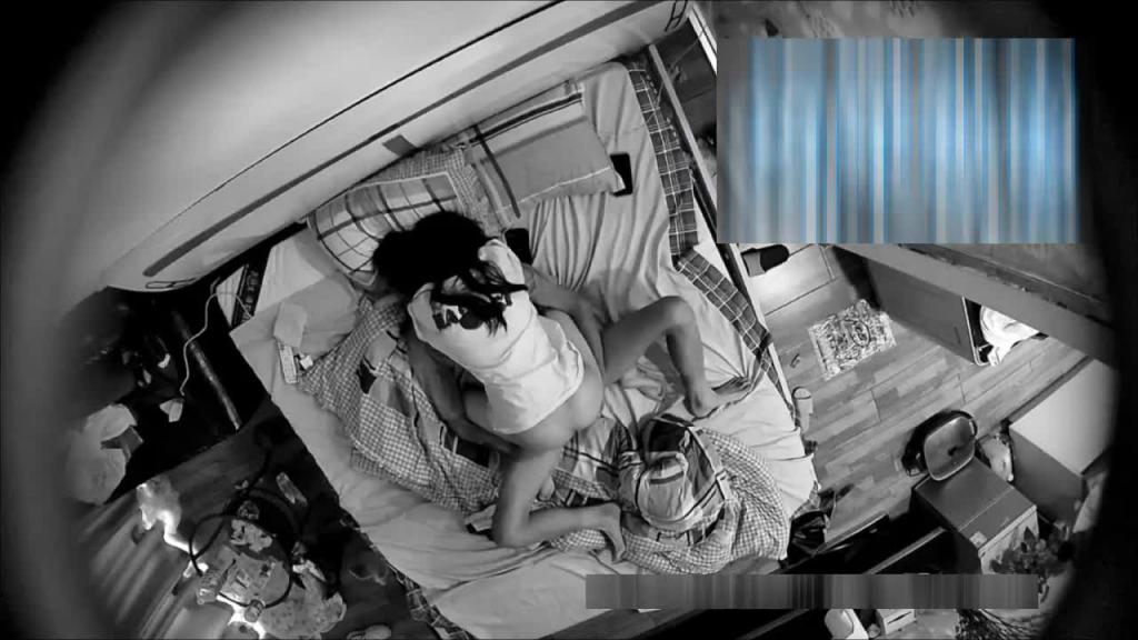 【宾馆盗摄】年轻情侣开房做爱被偷拍,娇嫩小妹再男友身边自慰求挨操 预览截图 11