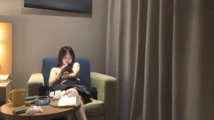 00后小萝莉被忽悠玩大冒险,强拔衣服开始还不愿意越艹越开心 预览截图 3