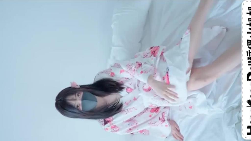 「香港極品美少女」可愛妹妹穿著和服自慰 预览截图 1