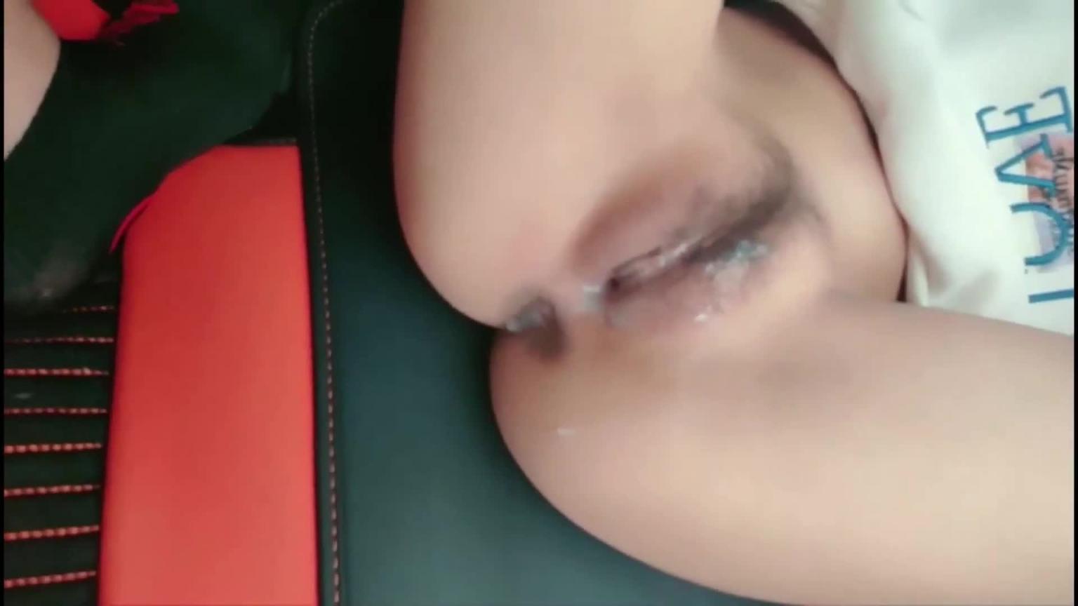 诱骗单纯可爱的小姐姐玩车震内射粉鲍鱼 预览截图 12