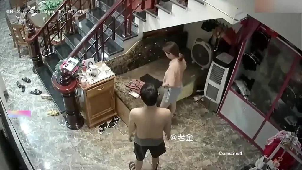 【真实牛逼乱伦】广州老富婆和自己女婿当着孙子孙女的面乱伦 预览截图 3