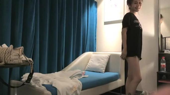 【双飞极品兼职妹】①双飞两个妹子颜值和身材都在上等级别，俩漂亮妹子一个吃着鸡巴，另一个舔奶头，爽似神仙 预览截图 9