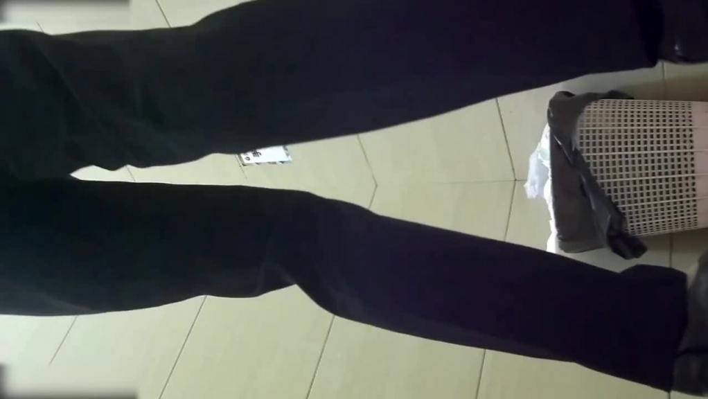 某银行女厕偷窥惊喜发现竟然还有开档袜,歪逼撒尿呲鞋跟 预览截图 6