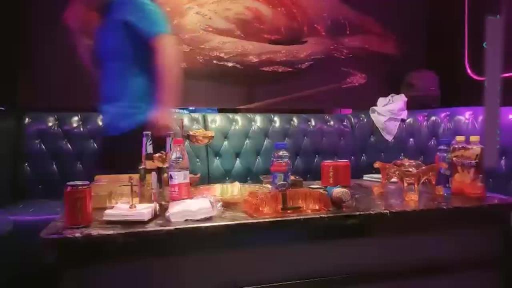 鸭总再现KTV撩小姐姐，她唱歌鸭哥吃奶子玩逼好不刺激，挑逗的小姐姐歌都唱不下去口交大鸡巴才满足 预览截图 4