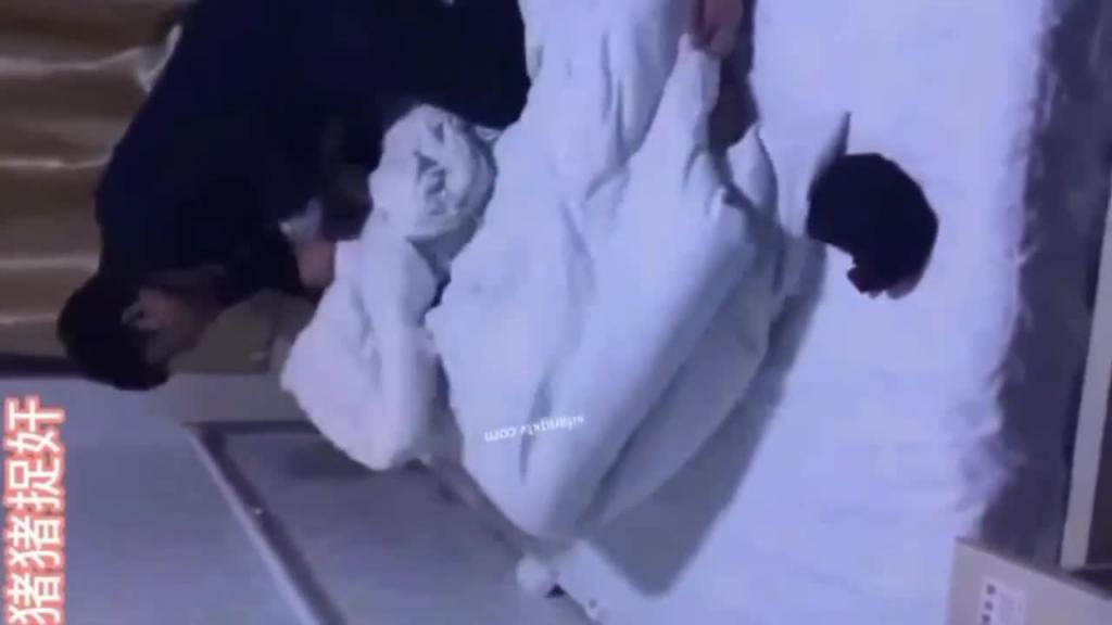 【网曝门-吃瓜群众惊呆了】抓奸名场面 被抓奸在床,大街上被扒光衣服扇耳光剪头发等都很惨,也有漂亮少妇! 预览截图 3