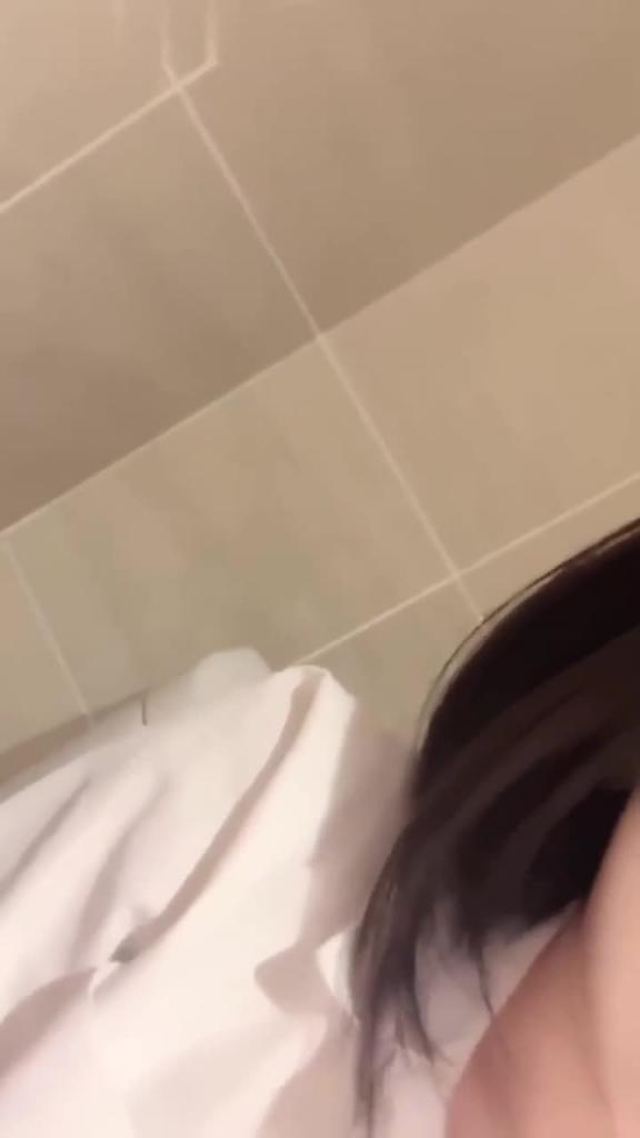 萝莉黑丝~萝莉女仆,背着父母偷偷躲在卫生间玩逼 预览截图 1