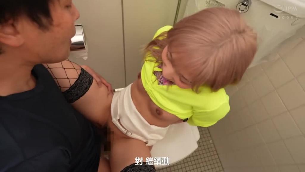 传说在东京某处没什么人烟的住商大楼的厕所里,出没啃食男人的怪物痴女。彻底SCOOP突然现身喜欢精液榨到爽的痴女厕所 SCOP-797 预览截图 3