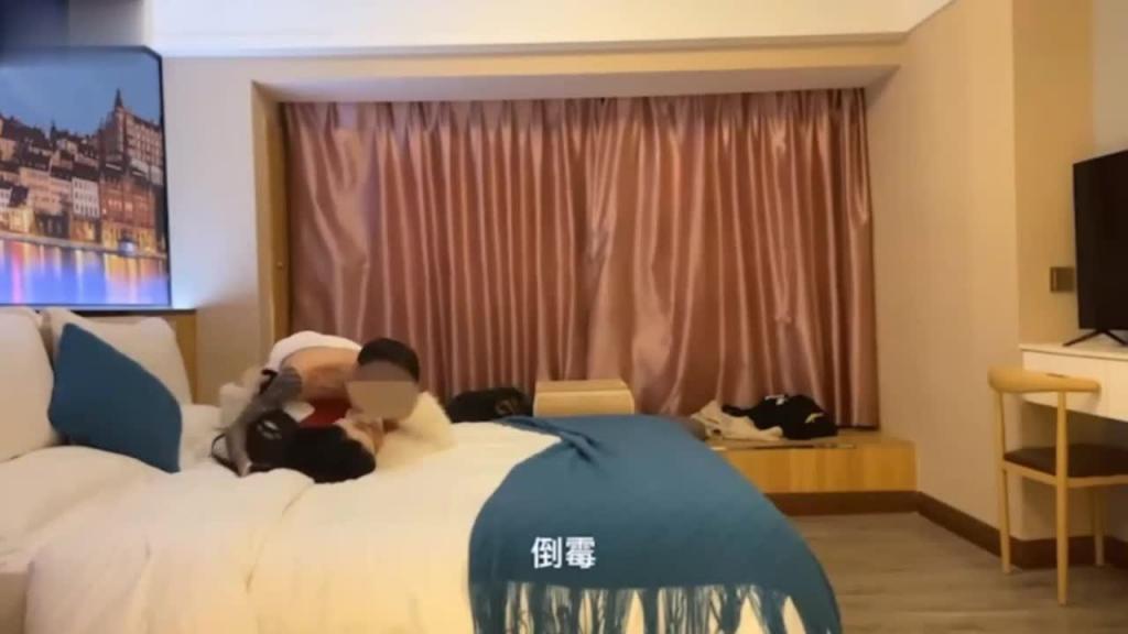 【探花精选】清纯大一黑丝妹子首次兼职被老哥重金忽悠惨遭无套内射 预览截图 2