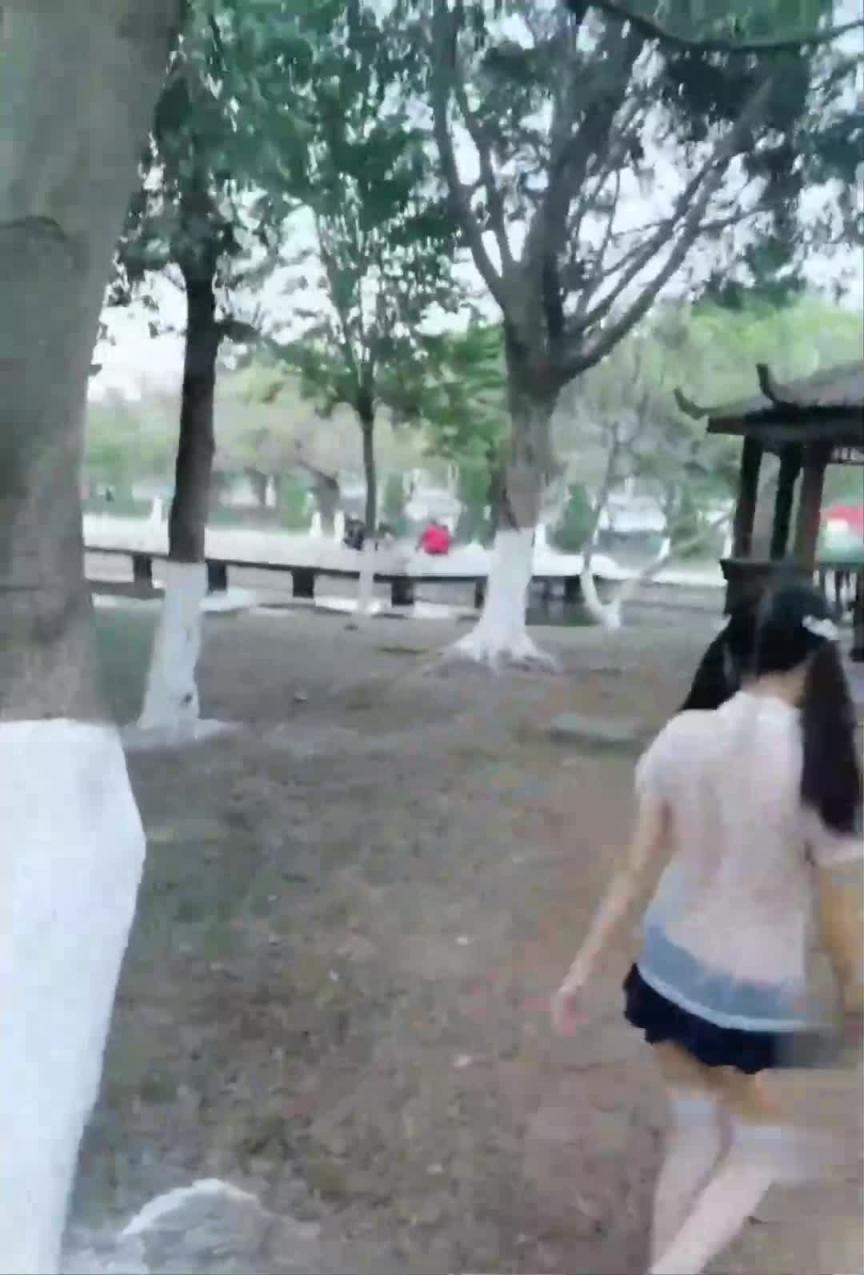 真实少女户外凉亭内勾引撩闲小伙 预览截图 3