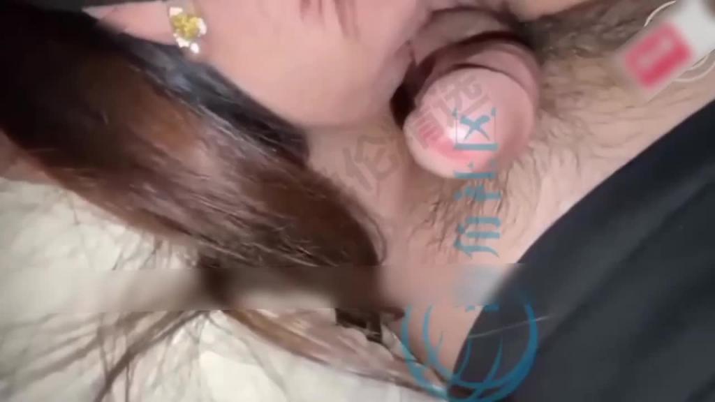 【泡良大神最新作品】最新认识一个喜欢玩SM的离异少妇,和开奔驰富姐停车场玩车震 预览截图 3