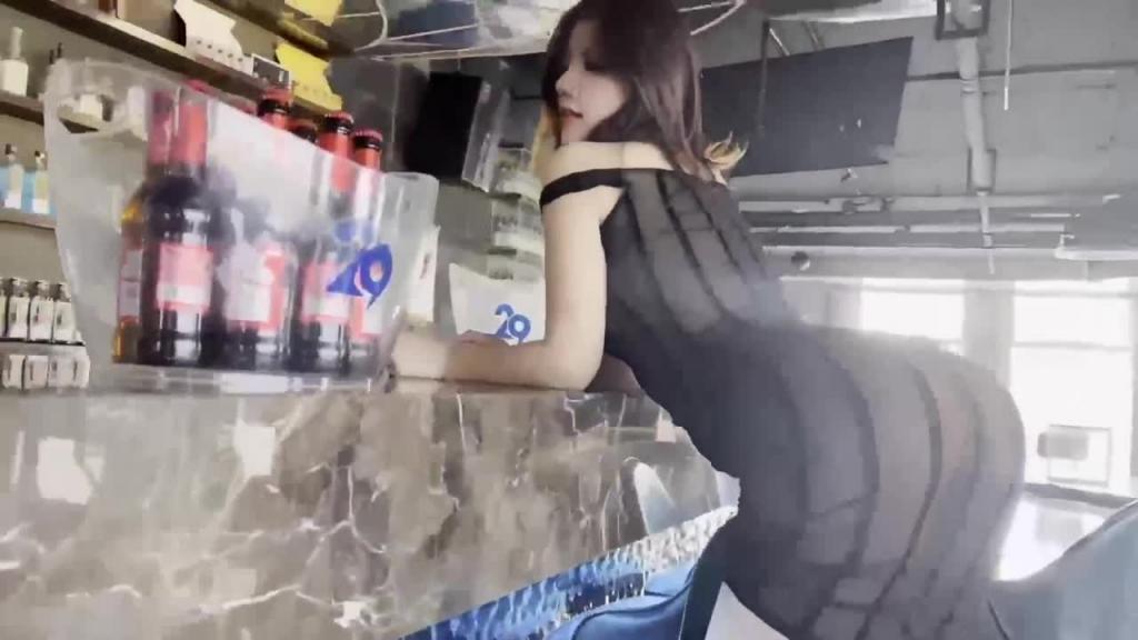 【阿朱最新】酒吧喝醉被捡尸_没想到扒开内裤里面是贞操带 预览截图 4
