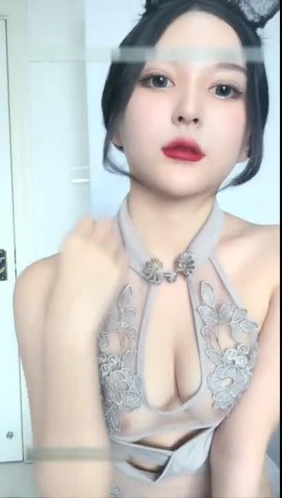 绝对高颜值气质御姐女神主播收费秀房 天使脸庞魔鬼身材 搔首弄姿 揉奶揉穴十分诱人 预览截图 6