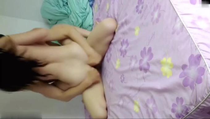 学生偷尝禁果!湿吻小嘴后插入小逼疼痛难忍! 预览截图 6