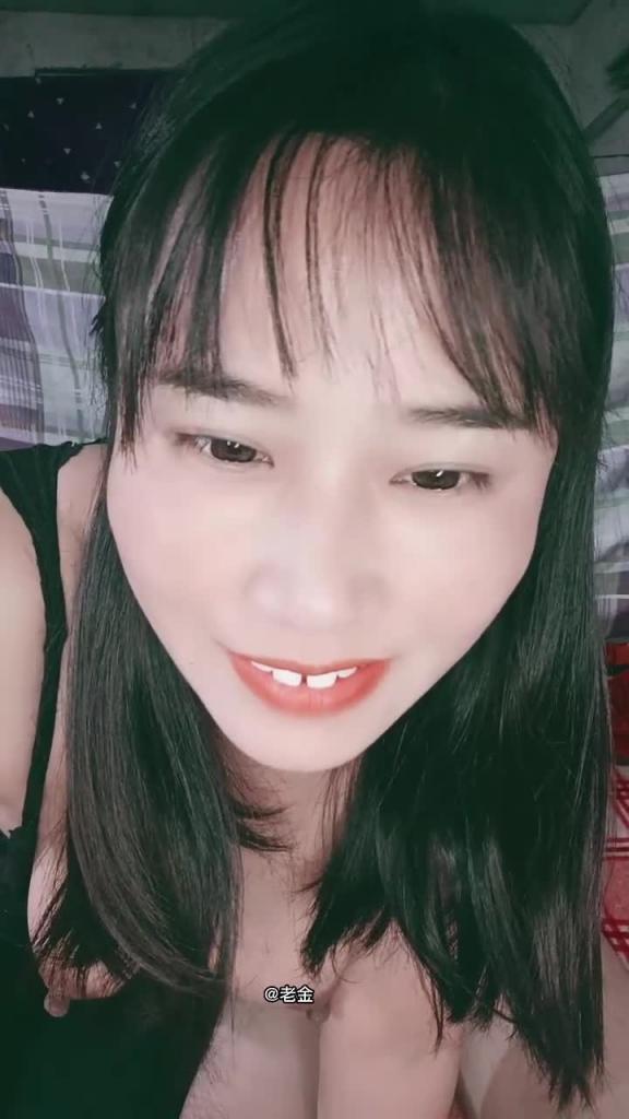 贵在真实,湖南农村留守少妇勾引公公偷晴,直播勾引公公吃2粒韦哥无套操她。 预览截图 5