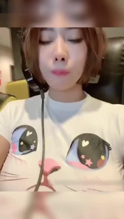 户外露出穿成这样坐三轮车路人都看傻眼了 预览截图 2