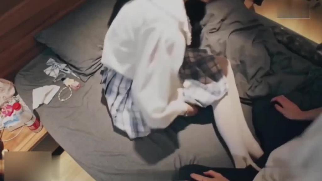 《极品jk少女》JK制服少女高潮浓厚射精,白浆贱了一床 预览截图 4