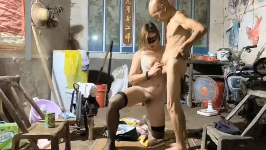 【爷孙乱伦】大也这根鸡巴年轻时候没有少操逼! 预览截图 11
