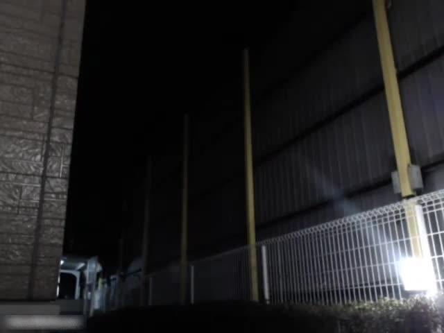 【尴尬死了-户外露出自慰被路人撞见】吓得一边高潮喷水,一边跑开 预览截图 2