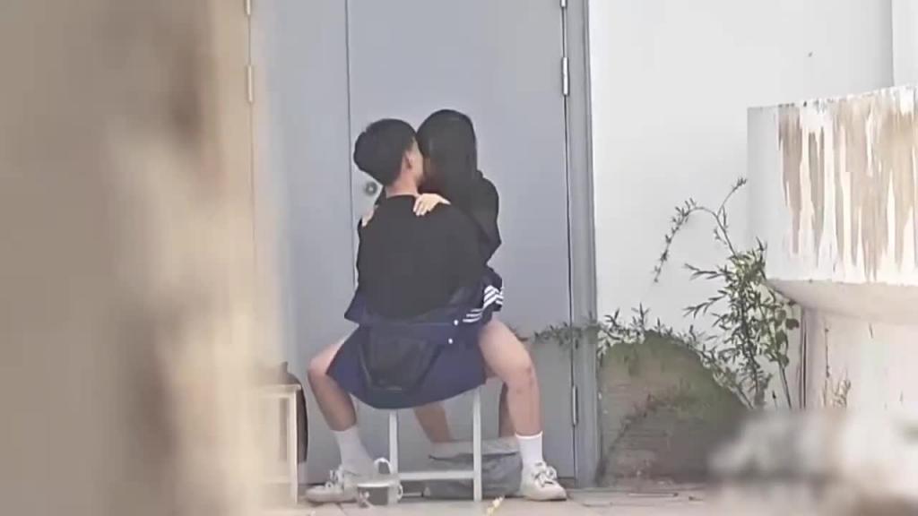 广西职业技术学院,小情侣在天台激情野战啪啪!骑乘做爱视频曝光! 预览截图 5