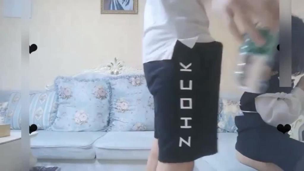 制服高颜值气质美女,脱下丝袜,翘屁股扒开骚逼,口交骑乘侧入勐操 预览截图 1